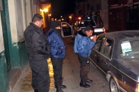Elementos de la policÃa municipal de la ciudad de San Cristóbal de las Casas, interceptan un vehÃculo que circulaba por la avenida Guadalupe Victoria en pleno centro histórico para exigir dinero intentando extorsionar a los pasajeros durante la noche de Elementos de la policÃa municipal de la ciudad de San Cristóbal de las Casas, interceptan un vehÃculo que circulaba por la avenida Guadalupe Victoria en pleno centro histórico para exigir dinero intentando extorsionar a los pasajeros durante la noche de