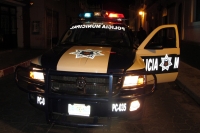 Elementos de la policía municipal de la ciudad de San Cristóbal de las Casas, interceptan un vehículo  que circulaba por la avenida Guadalupe Victoria en pleno centro histórico para exigir dinero intentando extorsionar a los pasajeros durante la noche de 
