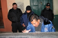 Elementos de la policía municipal de la ciudad de San Cristóbal de las Casas, interceptan un vehículo  que circulaba por la avenida Guadalupe Victoria en pleno centro histórico para exigir dinero intentando extorsionar a los pasajeros durante la noche de 