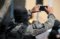 20231208. Tuxtla. Elementos policiacos blindan el centro de la ciudad durante el Informe de Gobierno 2023 de la manifestación magisterial.