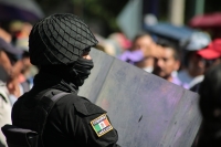 20231208. Tuxtla. Elementos policiacos blindan el centro de la ciudad durante el Informe de Gobierno 2023 de la manifestación magisterial.