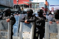 20231208. Tuxtla. Elementos policiacos blindan el centro de la ciudad durante el Informe de Gobierno 2023 de la manifestación magisterial.