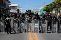 20231208. Tuxtla. Elementos policiacos blindan el centro de la ciudad durante el Informe de Gobierno 2023 de la manifestación magisterial.