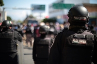 20231208. Tuxtla. Elementos policiacos blindan el centro de la ciudad durante el Informe de Gobierno 2023 de la manifestación magisterial.