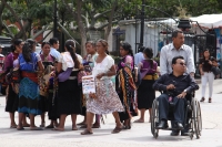 Martes 27 de diciembre. Ambulantaje sin control. Tuxtla Gutiérrez, Chiapas. A pesar de los intentos de las autoridades municipales de Tuxtla, los vendedores ambulantes invaden el atrio de la catedral de la ciudad vendiendo artículos elaborados a mano y ar