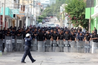 Miércoles 17 de junio del 2015. Tuxtla Gutiérrez. Elementos de la policía estatal resguardan los edificios amenazados por el movimiento magisterial de este medio día.