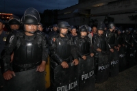 Viernes 13 de septiembre del 2013. Tuxtla Gutiérrez. Elementos de la policÃa sectorial de Chiapas recuperan el parque central de esta ciudad durante la entrada de la tarde. A la hora los profesores se repliegan a la avenida central. Viernes 13 de septiembre del 2013. Tuxtla Gutiérrez. Elementos de la policÃa sectorial de Chiapas recuperan el parque central de esta ciudad durante la entrada de la tarde. A la hora los profesores se repliegan a la avenida central.