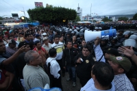 Viernes 13 de septiembre del 2013. Tuxtla Gutiérrez. Elementos de la policía sectorial de Chiapas recuperan el parque central de esta ciudad durante la entrada de la tarde. A la hora los profesores se repliegan a la avenida central.