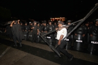 Viernes 13 de septiembre del 2013. Tuxtla Gutiérrez. Elementos de la policÃa sectorial de Chiapas recuperan el parque central de esta ciudad durante la entrada de la tarde. A la hora los profesores se repliegan a la avenida central. Viernes 13 de septiembre del 2013. Tuxtla Gutiérrez. Elementos de la policÃa sectorial de Chiapas recuperan el parque central de esta ciudad durante la entrada de la tarde. A la hora los profesores se repliegan a la avenida central.