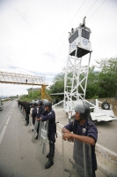 Elementos de las corporaciones policíacas del estado resguardan la entrada a la ciudad desde el lado oriente después de las amenazas de que la carretera a Chiapa de Corzo seria bloqueada por los manifestantes del primero de Mayo.