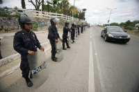 Elementos de las corporaciones policíacas del estado resguardan la entrada a la ciudad desde el lado oriente después de las amenazas de que la carretera a Chiapa de Corzo seria bloqueada por los manifestantes del primero de Mayo.