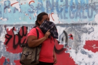 Jueves 26 de junio del 2014. Tuxtla Gutiérrez. El polvo provocado por el abandono de las obras del libramiento sur poniente continúa afectando a vecinos y transeúntes quienes padecen enfermedades respiratorias.