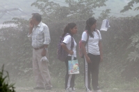 Jueves 26 de junio del 2014. Tuxtla Gutiérrez. El polvo provocado por el abandono de las obras del libramiento sur poniente continúa afectando a vecinos y transeúntes quienes padecen enfermedades respiratorias.