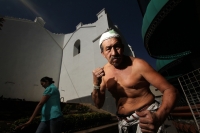 Jueves 5 de diciembre del 2013. Tuxtla Gutiérrez. Uno de los personajes emblemáticos de la vida cotidiana de Tuxtla muestra su escultural figura a pesar del paso de los años y afirma que la fuerza le viene de la vida sana y sencilla.