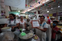 Miércoles 18 de marzo del 2020. Tuxtla Gutiérrez. Locatarios de los mercados públicos obsequian jícaras de pozol a los visitantes durante las celebraciones del Día del Pozol reconociendo a quienes preparan la refrescante bebida del sureste de México