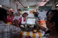 Miércoles 18 de marzo del 2020. Tuxtla Gutiérrez. Locatarios de los mercados públicos obsequian jícaras de pozol a los visitantes durante las celebraciones del Día del Pozol reconociendo a quienes preparan la refrescante bebida del sureste de México