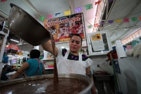 Miércoles 18 de marzo del 2020. Tuxtla Gutiérrez. Locatarios de los mercados públicos obsequian jícaras de pozol a los visitantes durante las celebraciones del Día del Pozol reconociendo a quienes preparan la refrescante bebida del sureste de México