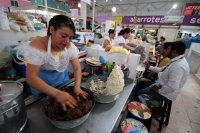 Miércoles 18 de marzo del 2020. Tuxtla Gutiérrez. Locatarios de los mercados públicos obsequian jÃcaras de pozol a los visitantes durante las celebraciones del DÃa del Pozol reconociendo a quienes preparan la refrescante bebida del sureste de México Miércoles 18 de marzo del 2020. Tuxtla Gutiérrez. Locatarios de los mercados públicos obsequian jÃcaras de pozol a los visitantes durante las celebraciones del DÃa del Pozol reconociendo a quienes preparan la refrescante bebida del sureste de México