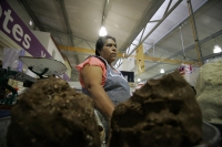 Miércoles 10 de noviembre. Los visitantes del nuevo mercado de la ciudad de Tuxtla disfrutan los alimentos tradicionales como el pozol y las empanadas acompañadas de cacahuates y frutas con chile y limón de quienes lo ofrecen desde hace más de 20 años en 