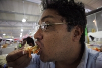 Miércoles 10 de noviembre. Los visitantes del nuevo mercado de la ciudad de Tuxtla disfrutan los alimentos tradicionales como el pozol y las empanadas acompañadas de cacahuates y frutas con chile y limón de quienes lo ofrecen desde hace más de 20 años en 