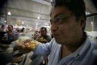Miércoles 10 de noviembre. Los visitantes del nuevo mercado de la ciudad de Tuxtla disfrutan los alimentos tradicionales como el pozol y las empanadas acompañadas de cacahuates y frutas con chile y limón de quienes lo ofrecen desde hace más de 20 años en 