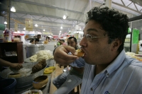 Miércoles 10 de noviembre. Los visitantes del nuevo mercado de la ciudad de Tuxtla disfrutan los alimentos tradicionales como el pozol y las empanadas acompañadas de cacahuates y frutas con chile y limón de quienes lo ofrecen desde hace más de 20 años en 