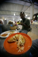 Miércoles 10 de noviembre. Los visitantes del nuevo mercado de la ciudad de Tuxtla disfrutan los alimentos tradicionales como el pozol y las empanadas acompañadas de cacahuates y frutas con chile y limón de quienes lo ofrecen desde hace más de 20 años en 