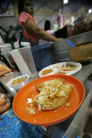 Miércoles 10 de noviembre. Los visitantes del nuevo mercado de la ciudad de Tuxtla disfrutan los alimentos tradicionales como el pozol y las empanadas acompañadas de cacahuates y frutas con chile y limón de quienes lo ofrecen desde hace más de 20 años en 