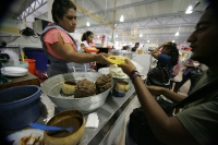 Miércoles 10 de noviembre. Los visitantes del nuevo mercado de la ciudad de Tuxtla disfrutan los alimentos tradicionales como el pozol y las empanadas acompañadas de cacahuates y frutas con chile y limón de quienes lo ofrecen desde hace más de 20 años en 