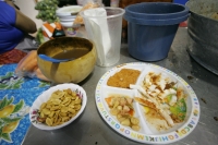 Miércoles 10 de noviembre. Los visitantes del nuevo mercado de la ciudad de Tuxtla disfrutan los alimentos tradicionales como el pozol y las empanadas acompañadas de cacahuates y frutas con chile y limón de quienes lo ofrecen desde hace más de 20 años en 