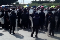 Miércoles 16 de octubre del 2013. Tuxtla Gutiérrez. Aspecto de la movilización policiaca en las cercanías de La Pochota durante el bloqueo magisterial de este medio día