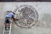 Miércoles 17 de octubre del 2018. Tuxtla Gutiérrez. Trabajadores de mantenimiento limpian las pintas de las constantes protestas en el edificio de la administración los muros del edificio de la administración chiapaneca