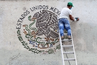 Miércoles 17 de octubre del 2018. Tuxtla Gutiérrez. Trabajadores de mantenimiento limpian las pintas de las constantes protestas en el edificio de la administración los muros del edificio de la administración chiapaneca