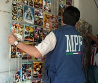 PGR/Tuxtla Gutiérrez, Chis., a 10 de marzo de 2010               DPE/1202/10  AMPF RETIRA DEL MERCADO MÁS DE CUATRO MIL PRODUCTOS APÓCRIFOS  En atención a diversas querellas presentadas por los apoderados legales de empresas productoras, el agente del Min