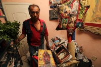 Jueves 26 de noviembre del 2013. Tuxtla Gutiérrez. Don Oscar, perteneciente a la Confraternidad Di-Tu y practicante del culto a la Santa Muerte ha “sanado” a poderosos políticos, artistas famosos y gente adinerada, lo mismo que a los más pobres y humildes