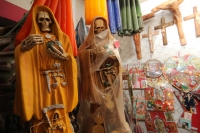 Jueves 26 de noviembre del 2013. Tuxtla Gutiérrez. Don Oscar, perteneciente a la Confraternidad Di-Tu y practicante del culto a la Santa Muerte ha “sanado” a poderosos políticos, artistas famosos y gente adinerada, lo mismo que a los más pobres y humildes