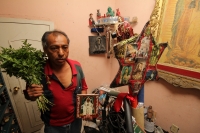 Jueves 26 de noviembre del 2013. Tuxtla Gutiérrez. Don Oscar, perteneciente a la Confraternidad Di-Tu y practicante del culto a la Santa Muerte ha “sanado” a poderosos políticos, artistas famosos y gente adinerada, lo mismo que a los más pobres y humildes Jueves 26 de noviembre del 2013. Tuxtla Gutiérrez. Don Oscar, perteneciente a la Confraternidad Di-Tu y practicante del culto a la Santa Muerte ha “sanado” a poderosos políticos, artistas famosos y gente adinerada, lo mismo que a los más pobres y humildes