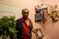 Jueves 26 de noviembre del 2013. Tuxtla Gutiérrez. Don Oscar, perteneciente a la Confraternidad Di-Tu y practicante del culto a la Santa Muerte ha “sanado” a poderosos políticos, artistas famosos y gente adinerada, lo mismo que a los más pobres y humildes