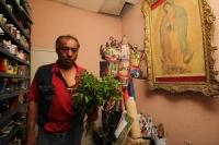 Jueves 26 de noviembre del 2013. Tuxtla Gutiérrez. Don Oscar, perteneciente a la Confraternidad Di-Tu y practicante del culto a la Santa Muerte ha “sanado” a poderosos políticos, artistas famosos y gente adinerada, lo mismo que a los más pobres y humildes