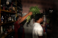 Jueves 26 de noviembre del 2013. Tuxtla Gutiérrez. Don Oscar, perteneciente a la Confraternidad Di-Tu y practicante del culto a la Santa Muerte ha “sanado” a poderosos políticos, artistas famosos y gente adinerada, lo mismo que a los más pobres y humildes