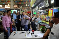 Lunes 21 de noviembre del 2016.Tuxtla Gutiérrez. Los locatarios del Mercado Nuevo en un acercamiento con los medios de comunicación ofrecen productos naturales chiapanecos además de la confianza e higiene de su comunidad hacia sus visitantes constantement