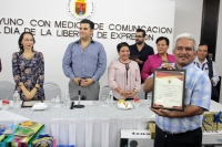 Martes 5 de junio del 2018. Tuxtla Gutiérrez. Willy Ochoa, diputado presidente de la mesa directiva del Congreso del estado de Chiapas y Silvia Lilian Garces Quirox, presidente de la Junta de coordinación polÃÂtica entregan reconocimientos a la trayecto Martes 5 de junio del 2018. Tuxtla Gutiérrez. Willy Ochoa, diputado presidente de la mesa directiva del Congreso del estado de Chiapas y Silvia Lilian Garces Quirox, presidente de la Junta de coordinación polÃÂtica entregan reconocimientos a la trayecto
