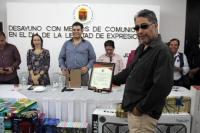 Martes 5 de junio del 2018. Tuxtla Gutiérrez. Willy Ochoa, diputado presidente de la mesa directiva del Congreso del estado de Chiapas y Silvia Lilian Garces Quirox, presidente de la Junta de coordinación polí­tica entregan reconocimientos a la trayecto