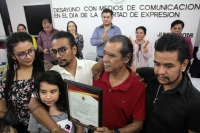 Martes 5 de junio del 2018. Tuxtla Gutiérrez. Willy Ochoa, diputado presidente de la mesa directiva del Congreso del estado de Chiapas y Silvia Lilian Garces Quirox, presidente de la Junta de coordinación polí­tica entregan reconocimientos a la trayecto