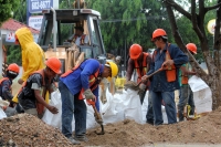 Viernes 22 de mayo del 2014. Tuxtla Gutiérrez. Los trabajadores de la obra pública de Tuxtla, improvisan costales de arena para las próximas lluvias.