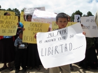 Lunes 10 de julio del 2012. San Cristóbal de las Casas. Indígenas pertenecientes a varias organizaciones sociales del estado protestan en las entradas del penal de San Cristóbal para exigir la liberación de los presos de conciencia de esta cárcel chiapane