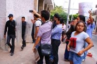 Foto/JH. Viernes 13 de diciembre del 2013. Algunos jóvenes protestan en las instalaciones de la legislatura chiapaneca durante la sesión extraordinaria donde se aprueba la Reforma Energética con lo que el Congreso de Chiapas es el primer estado que da su 