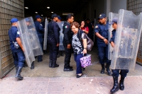 Foto/JH. Viernes 13 de diciembre del 2013. Algunos jóvenes protestan en las instalaciones de la legislatura chiapaneca durante la sesión extraordinaria donde se aprueba la Reforma Energética con lo que el Congreso de Chiapas es el primer estado que da su 
