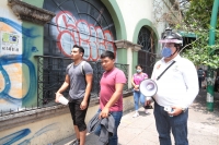Jueves 30 de abril del 2020. Tuxtla Gutiérrez. Los brigadistas de Salud se acercan a las filas de los bancos durante la contingencia del Coronavirus.