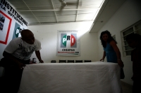 Priistas de Tuxtla desmientes las versiones periodísticas que enuncian la renuncia a la candidatura de este ayuntamiento de Manuel Sobrino y afirman que continuaran trabajando para iniciar las actividades políticas en breve.
